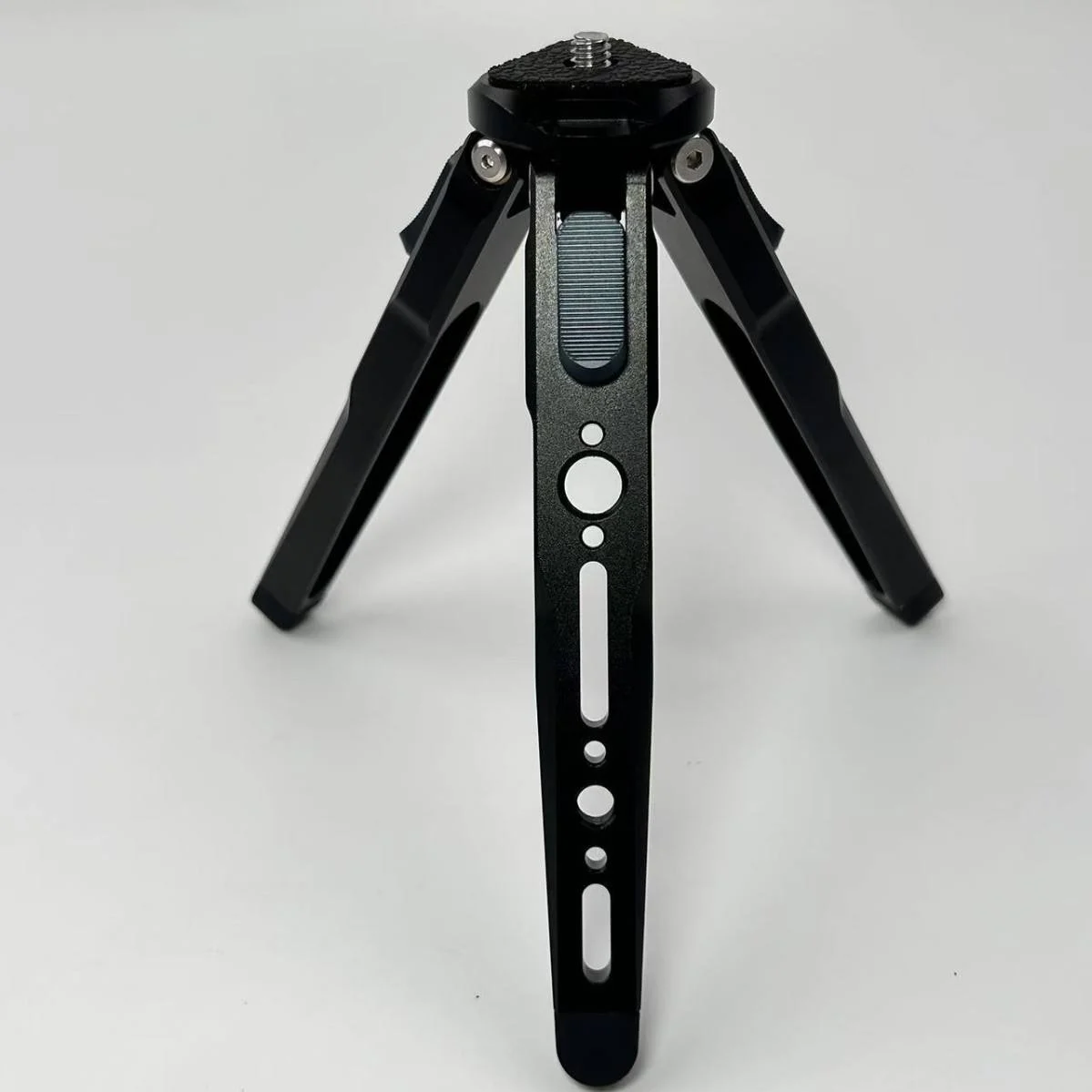 China Manufacturer Provides Wholesale OEM Custom Mini Aluminum Alloy Live Tripod Exporter